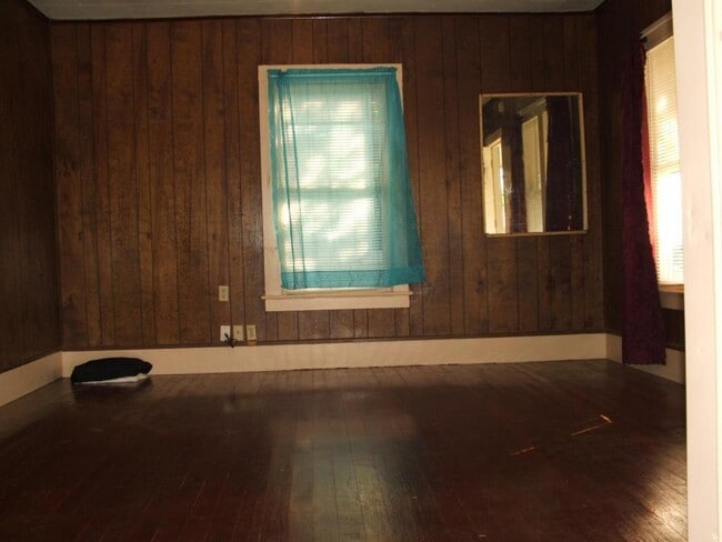 Building Photo - 304 E Milam St