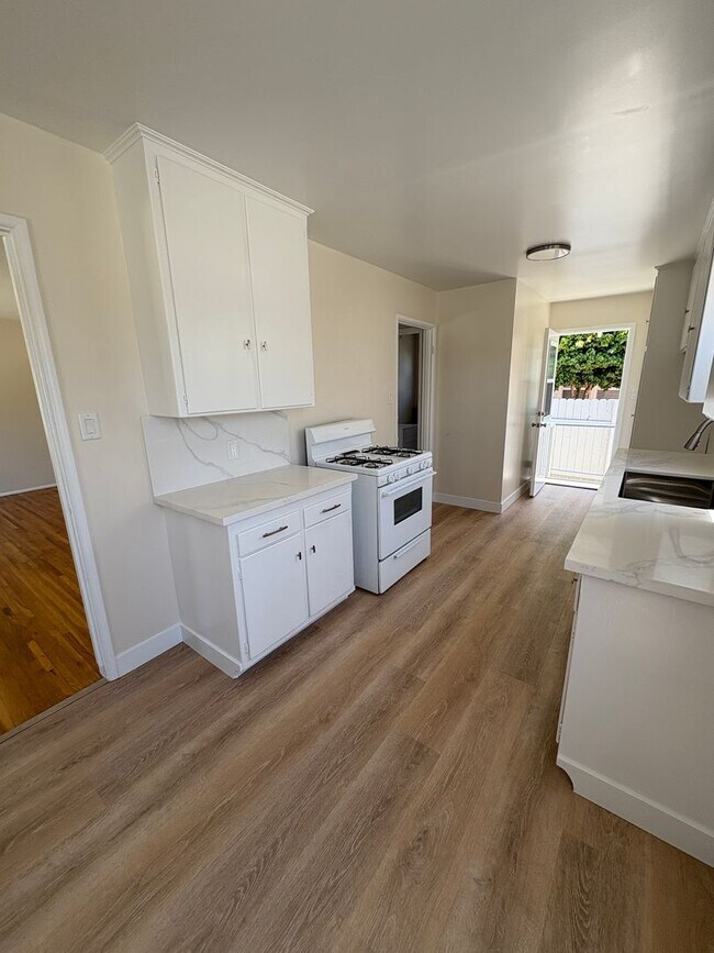 Building Photo - 1+1 Cozy Cottage above Ventura College wit...