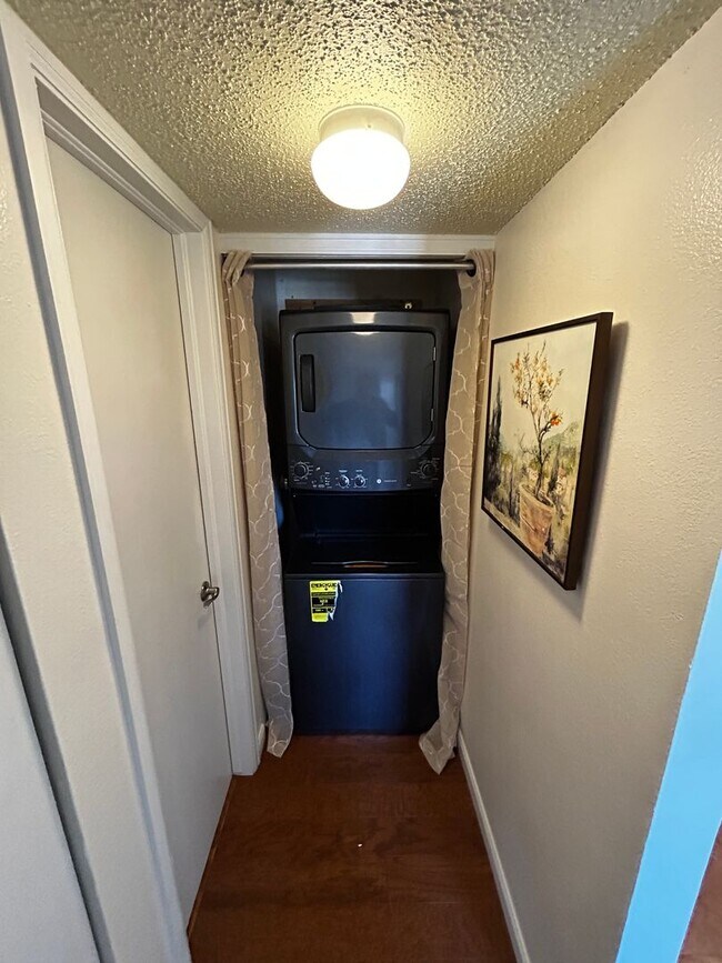 Building Photo - Quaint 1 Bedroom Condo in the Southwest pa...