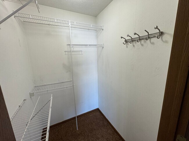 Building Photo - 8611 Scenicview Dr