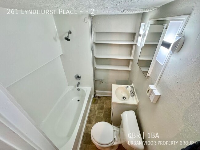 Building Photo - Efficiency studio Unit / 1 Bathroom