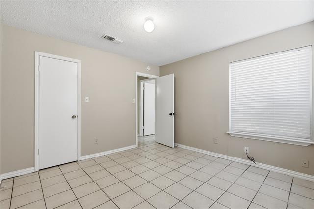 Building Photo - 216 Suttonwood Dr