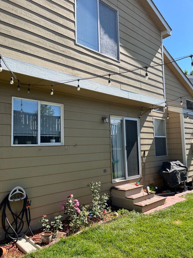 Building Photo - 3 bed 2.5 bath house beside Bear Creek Par...