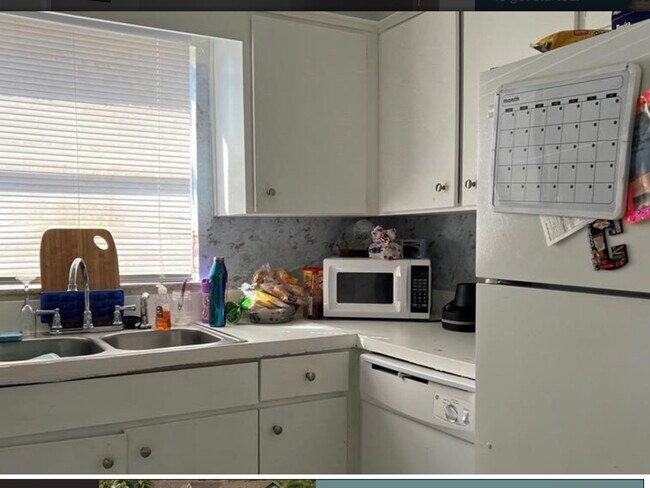 Building Photo - 7210 N Manhattan Ave