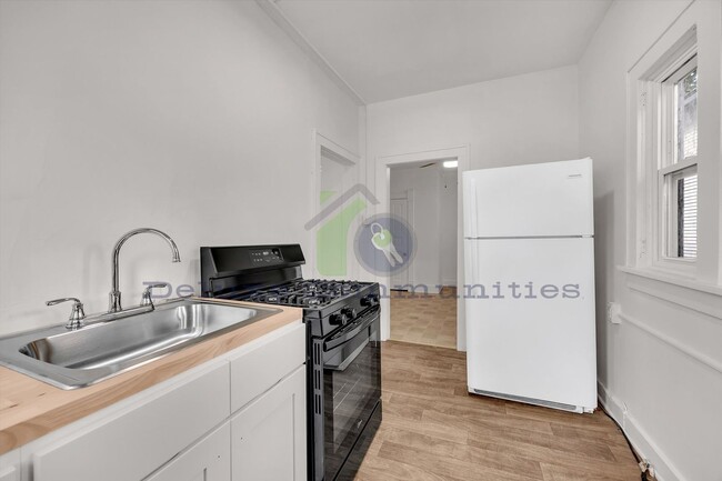 Building Photo - Charming 1 Bedroom with Natural Light & Basement Laundry