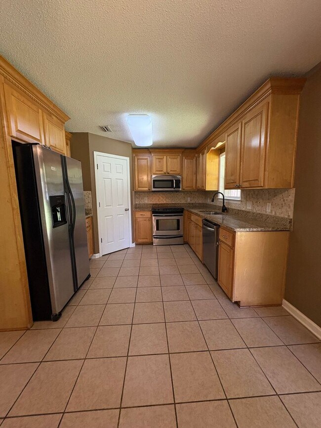 Building Photo - Hampton Place!