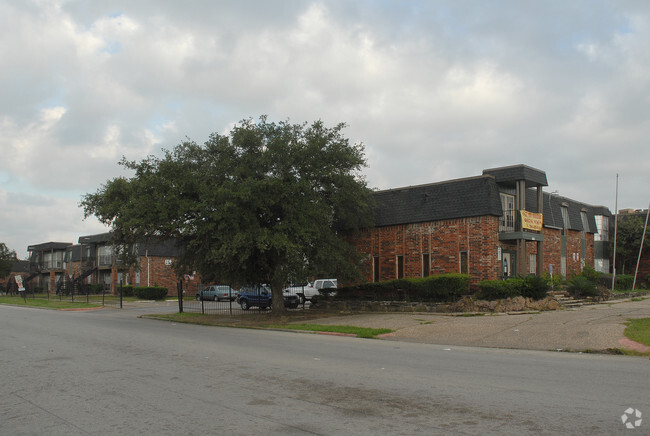 Primary Photo - Casa Linda