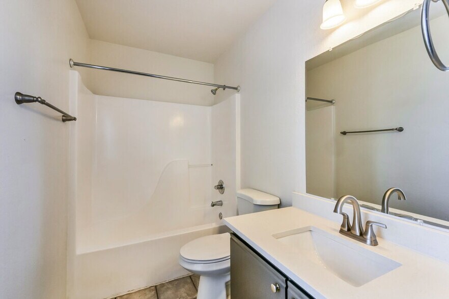 Building Photo - 2236 E Spruce Dr