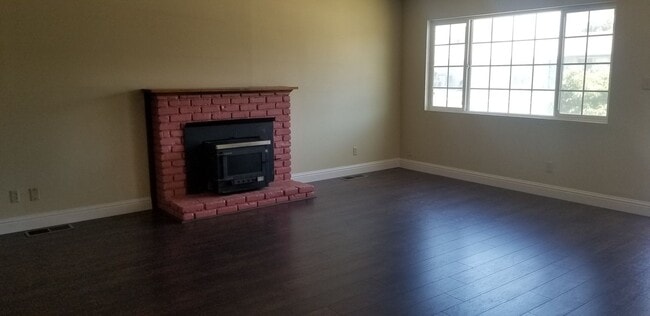 Building Photo - Move in Special see ad