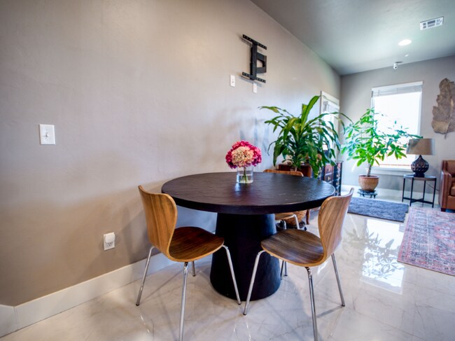 Building Photo - 613 Abadan Dr