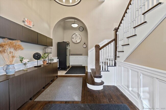 Building Photo - 124 Temple St