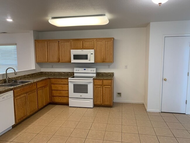 Building Photo - Beautiful 4 Bedroom 3 bath home in Merced!