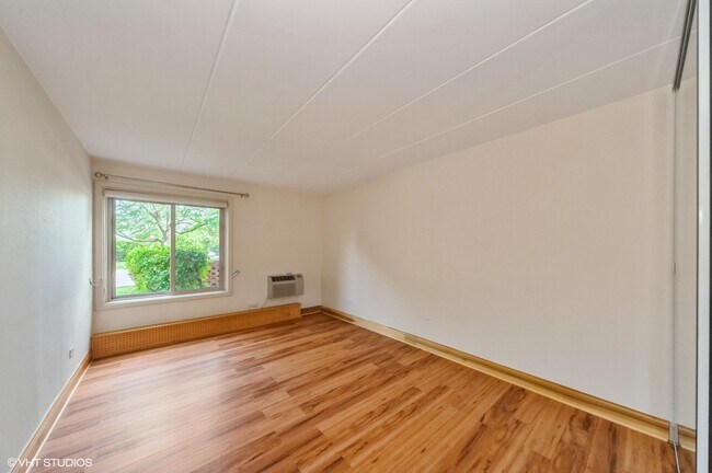 Building Photo - 18 E Old Willow Rd