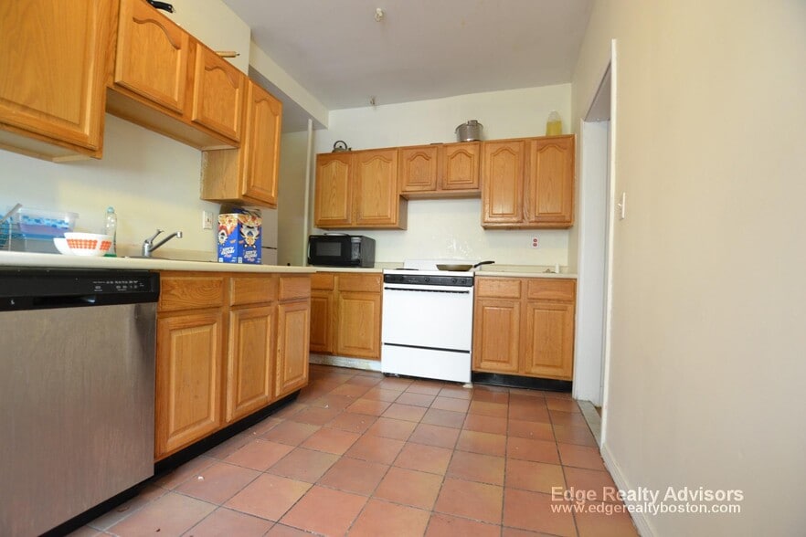 Primary Photo - 129 Chiswick Rd