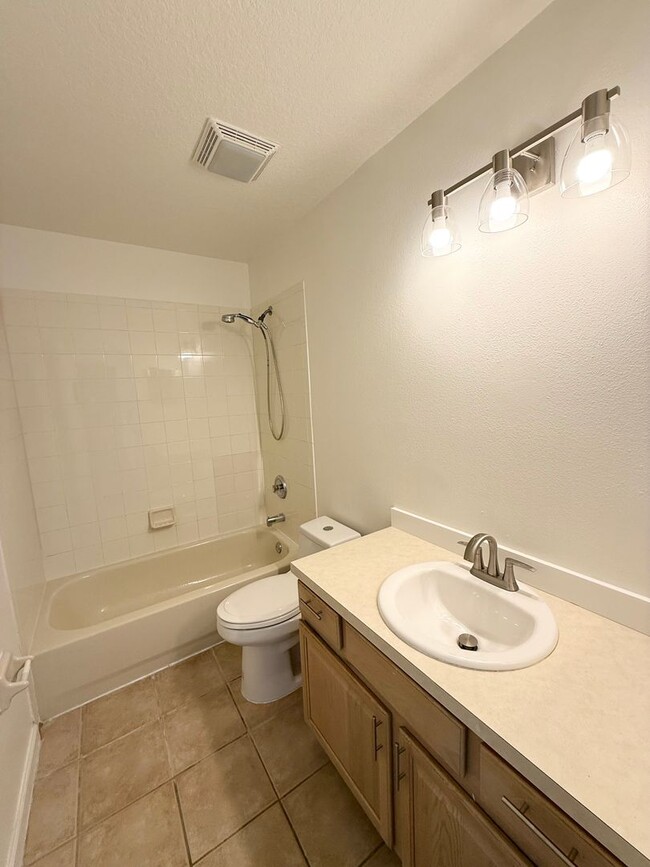 Building Photo - Beautifully Updated 4-Bedroom Home with Po...