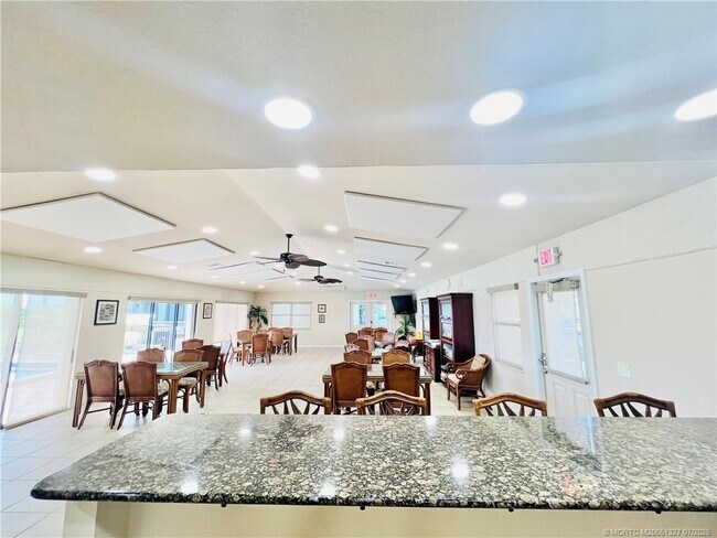 Building Photo - 4250 N Hwy A1A