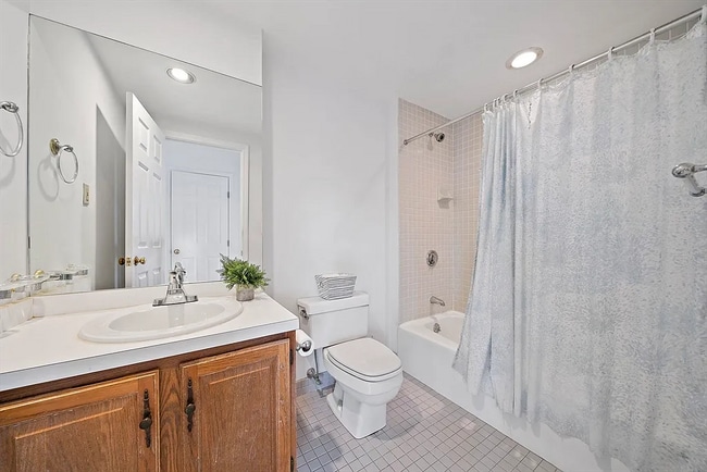 Building Photo - APT 403