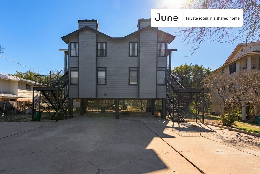 Building Photo - Room in Shared 2 bed/2 bath home