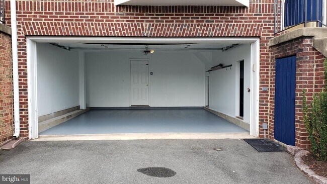 Building Photo - 18441 Sierra Springs Square