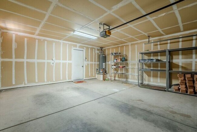 Building Photo - Pending/ Rented - Bright & Spacious 3-Bed ...