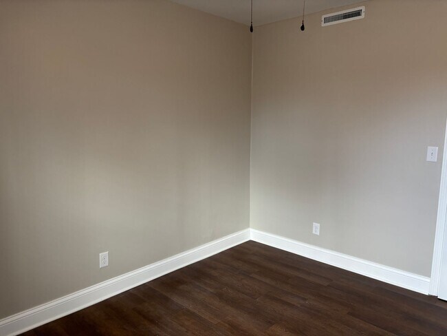 Building Photo - Beautifully Remodeled 3 Bed 1 Bath House