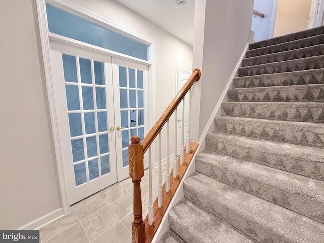 Building Photo - 300 Garden View Square