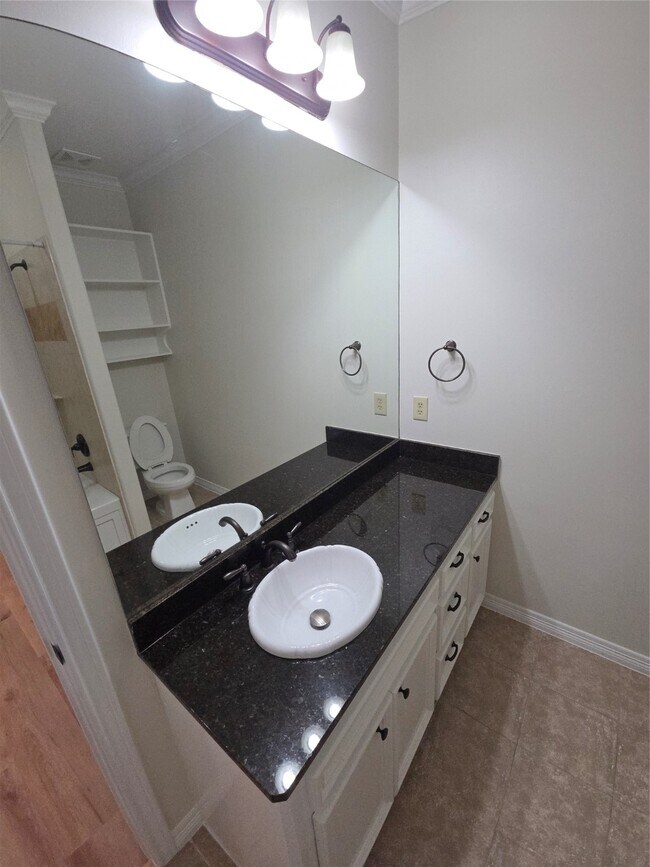 Building Photo - 3117 Fairdale Oaks E