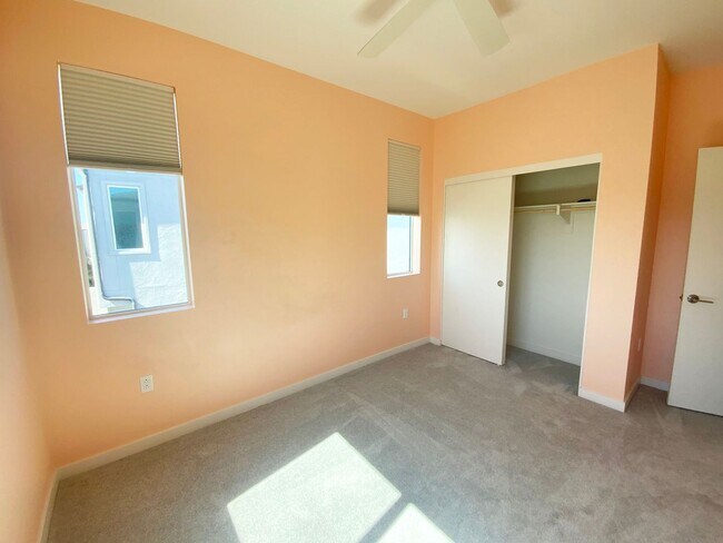 Building Photo - 5460 Shorefront Dr