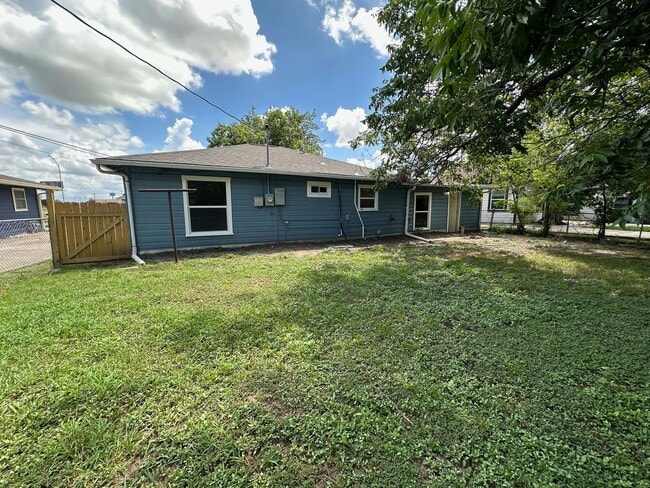 Building Photo - 3909 Roselawn Dr
