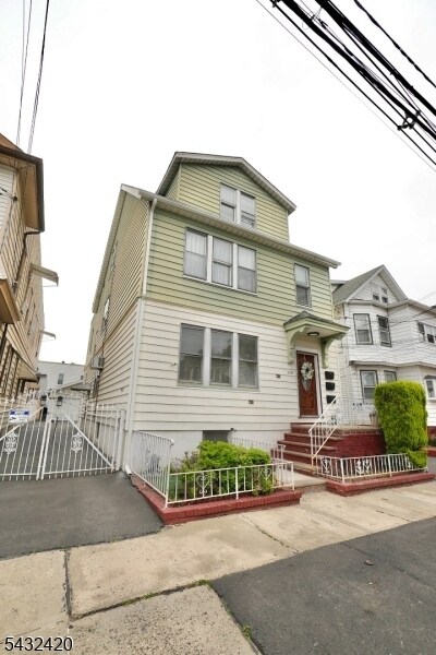 Building Photo - 428 N 12th St