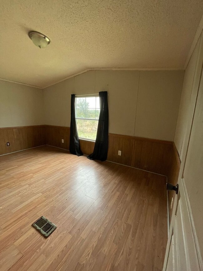 Building Photo - Country living with spacious front and backyard - 3 beds/ 2bath available now