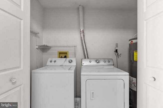 Building Photo - 8200 Blue Heron Dr