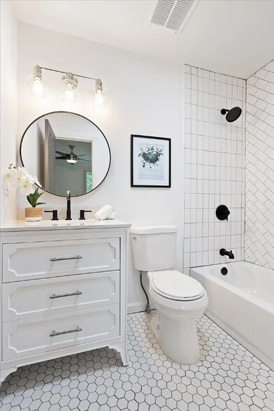 Building Photo - 723 Riverview Dr