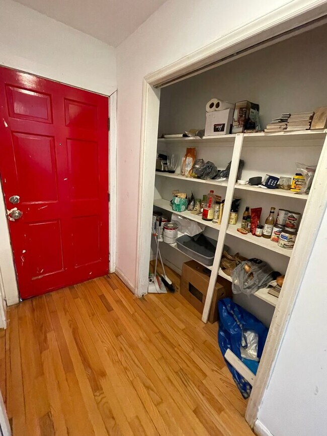 Building Photo - Big and Beautiful House with attached 1br ...