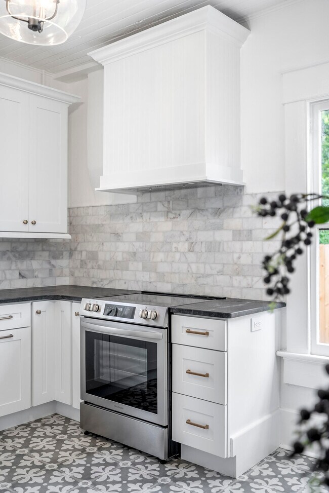 Building Photo - 227 Kershaw St NE