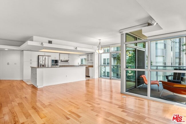 Building Photo - 13700 Marina Pointe Dr