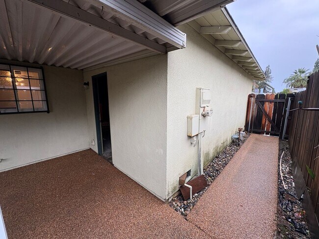 Building Photo - SW Visalia Home Available Now!