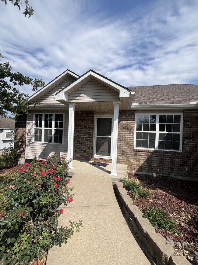 Building Photo - 723 Iron Horse Dr
