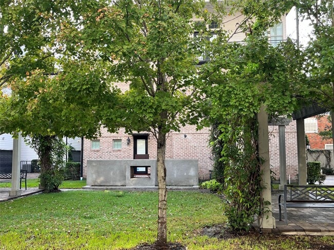 Building Photo - 616 Delano St