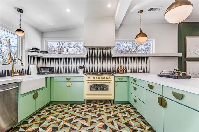 Building Photo - 724 Charles Allen Dr NE