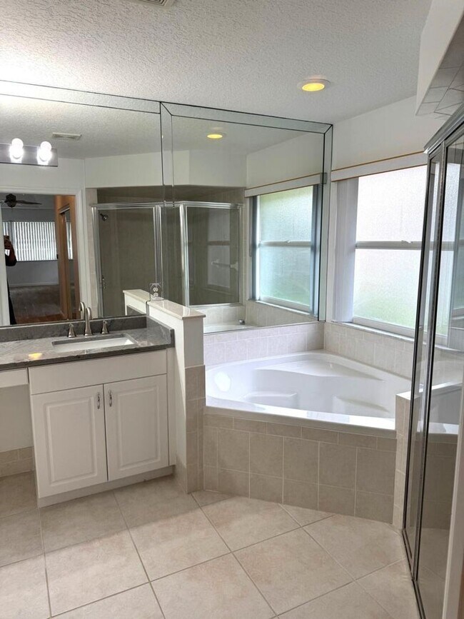 Building Photo - 106 Pepper Tree Cres