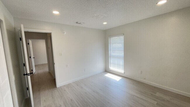 Building Photo - 2955 SE 53rd Ct