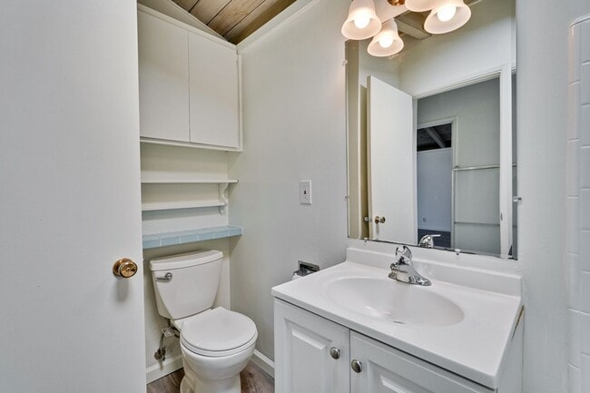 Building Photo - 2 Bedroom 1 Bath Two Story Townhome