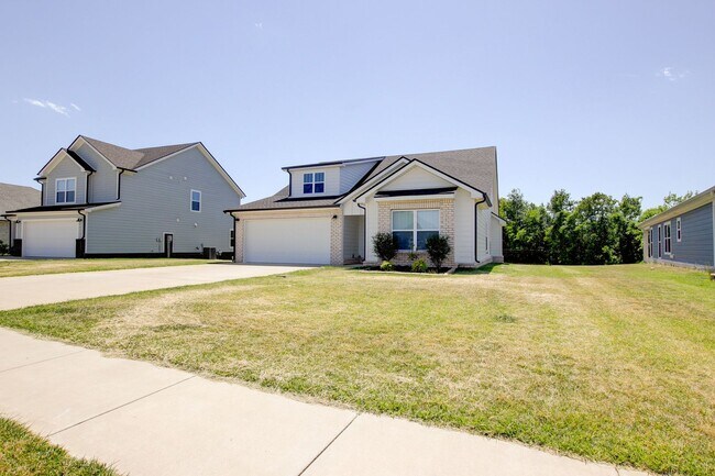 Building Photo - Fresh and Clean 3 bed/2 bath minutes from Exit 8.  Show Stopper!