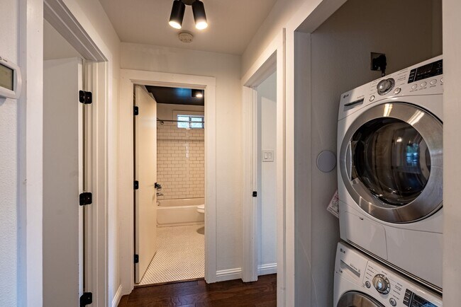 Building Photo - Urban Charm Meets Modern Living in the Heart of East Austin!