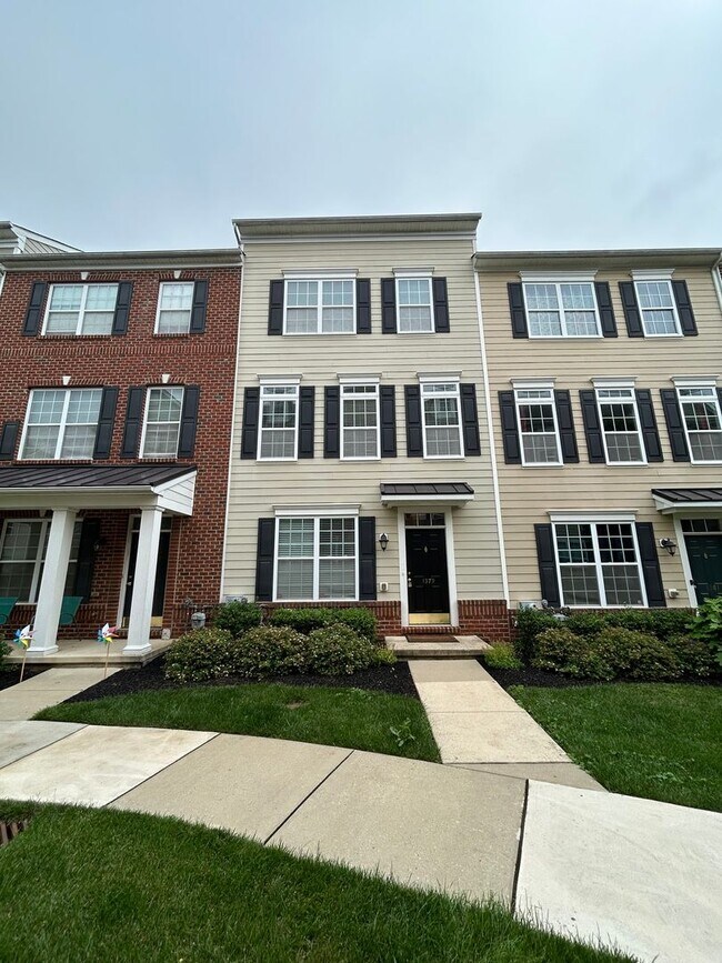Building Photo - 1379 Parish Ave
