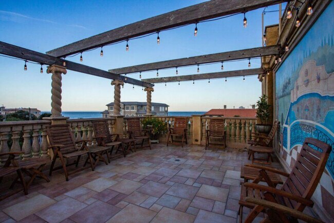 Building Photo - 935 Beachview Dr