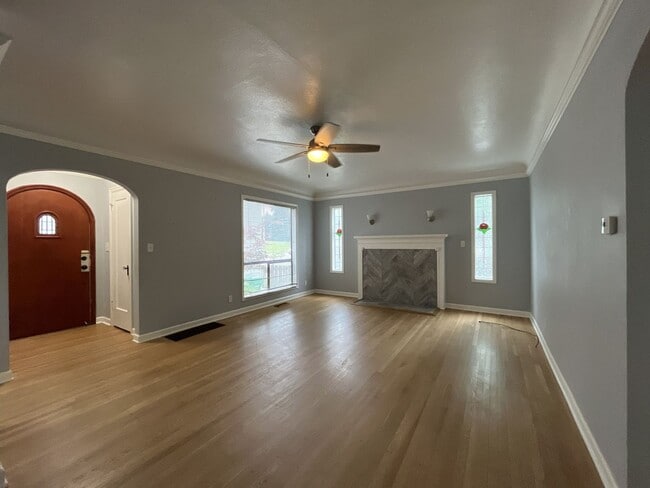 Building Photo - Three-Bedroom Home with Updated Kitchen & Vaulted Ceilings