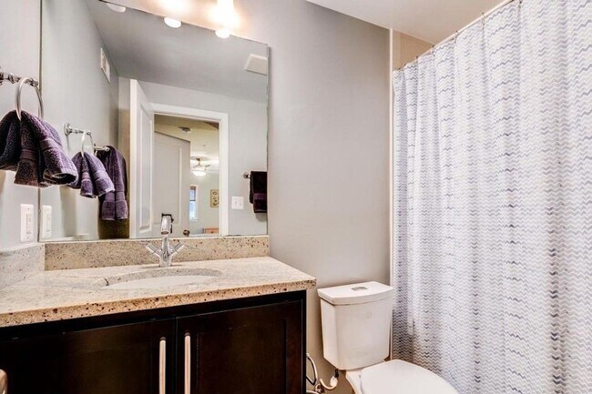 Building Photo - Amazing 2 Bedroom, 2 Full Bathroom 14th St Apartment with Secure Parking!