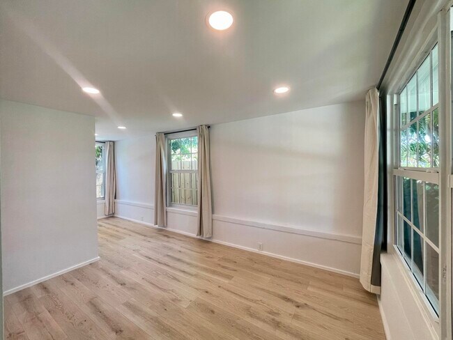 Building Photo - 360 Alhambra Pl